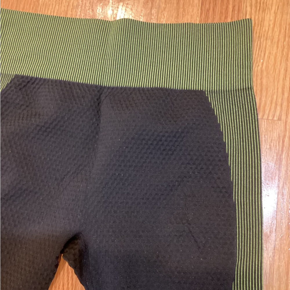 Stylish Black and Green Cropped Jacket and leggings - Picture 8 of 8